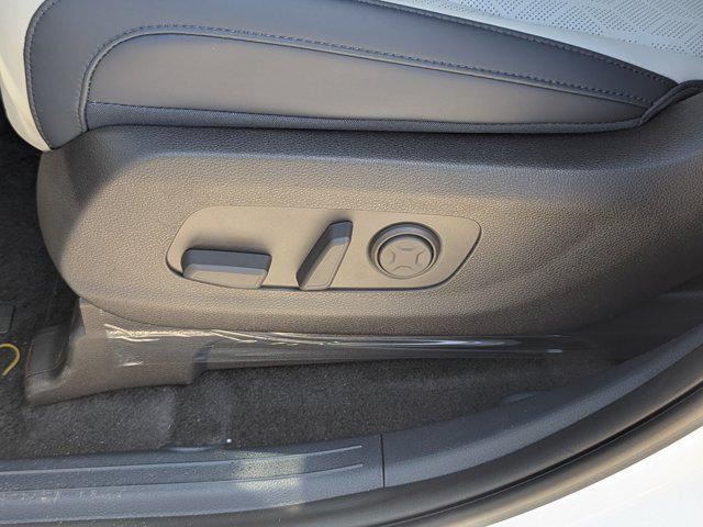 Photo of 2026 White Pearl Kia Carnival