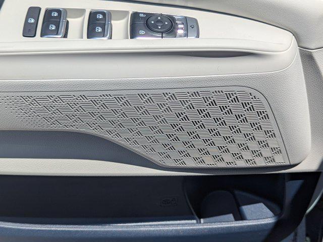 Photo of 2026 White Pearl Kia Carnival