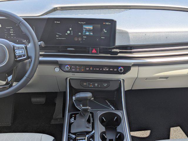 Photo of 2026 White Pearl Kia Carnival