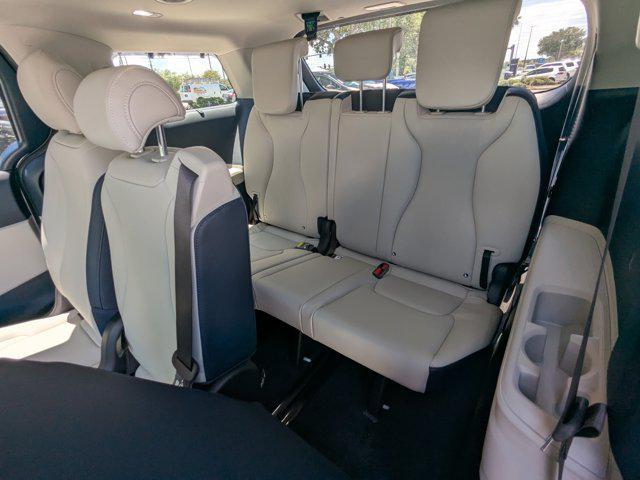 Photo of 2026 White Pearl Kia Carnival
