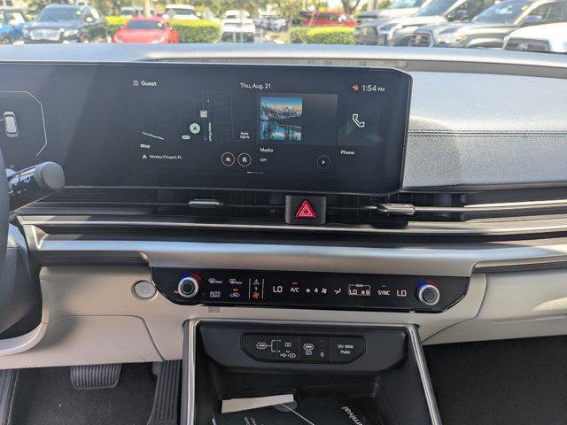 Photo of 2026 White Pearl Kia Carnival
