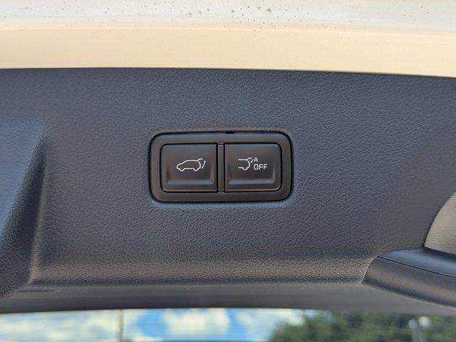 Photo of 2026 White Pearl Kia Carnival