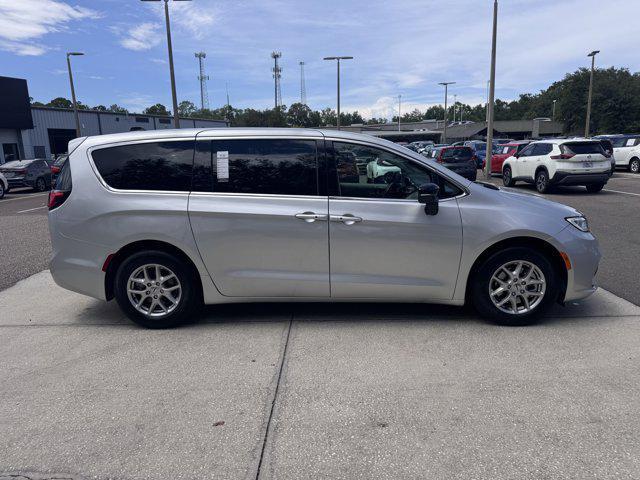 Photo of 2024 Silver Mist Clearcoat Chrysler Pacifica