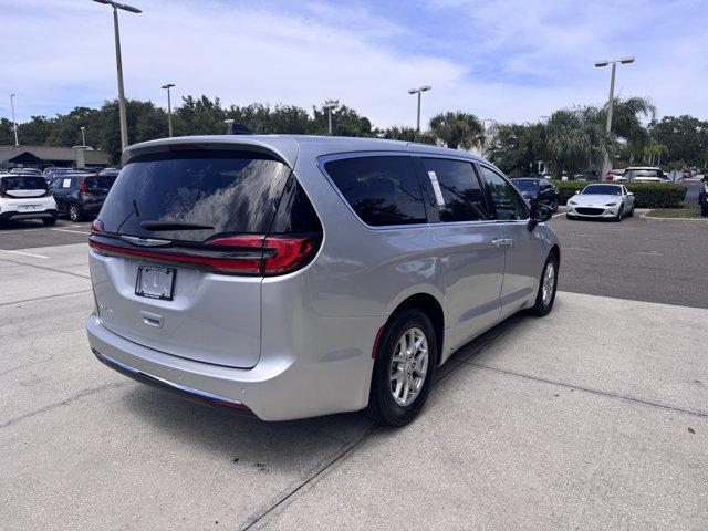 Photo of 2024 Silver Mist Clearcoat Chrysler Pacifica