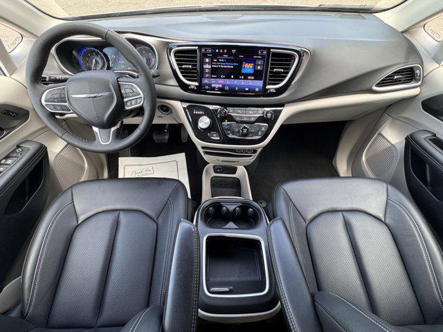 Photo of 2024 Silver Mist Clearcoat Chrysler Pacifica