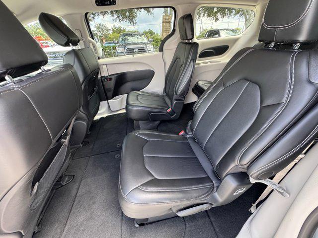 Photo of 2024 Silver Mist Clearcoat Chrysler Pacifica