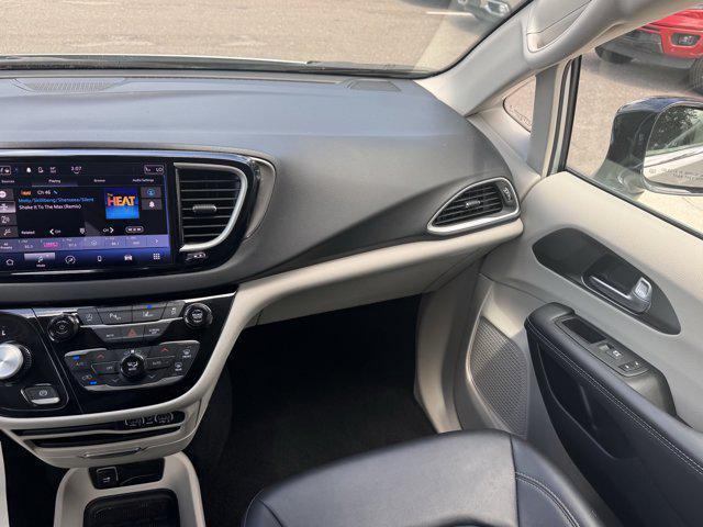 Photo of 2024 Silver Mist Clearcoat Chrysler Pacifica