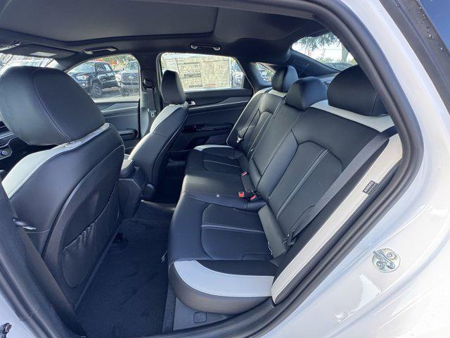 Photo of 2025 Snow White Pearl Kia K5