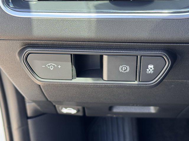 Photo of 2025 White Pearl Kia K4