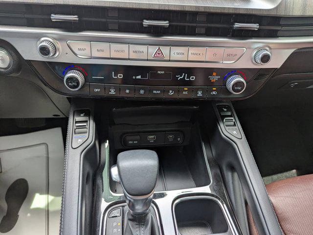 Photo of 2023 Glacial White Pearl Kia Telluride