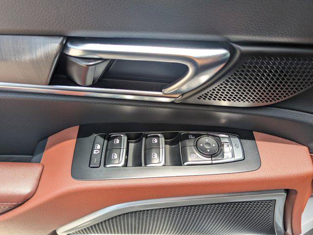 Photo of 2023 Glacial White Pearl Kia Telluride