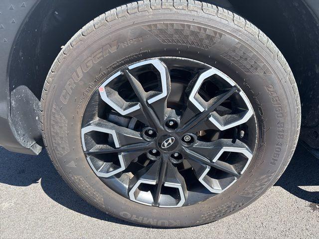 Photo of 2023 Atlas White Hyundai SANTA CRUZ