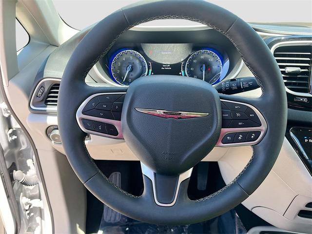 Photo of 2024 Silver Mist Clearcoat Chrysler Pacifica