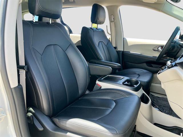 Photo of 2024 Silver Mist Clearcoat Chrysler Pacifica