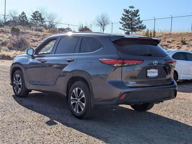 Photo of 2022 Gray Toyota Highlander