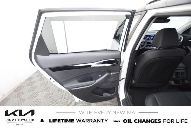 Photo of 2026 Clear White/Black Roof Kia Seltos
