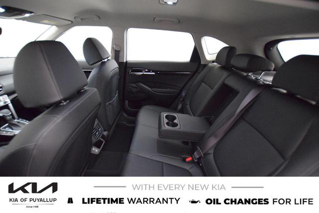 Photo of 2026 Clear White/Black Roof Kia Seltos
