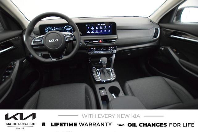 Photo of 2026 Clear White/Black Roof Kia Seltos