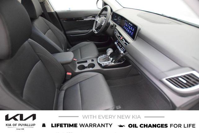 Photo of 2026 Clear White/Black Roof Kia Seltos