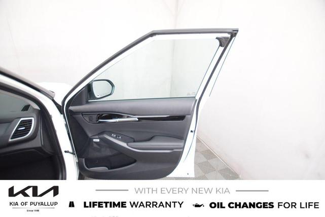 Photo of 2026 Clear White/Black Roof Kia Seltos