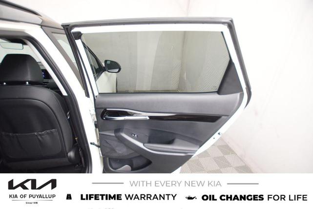 Photo of 2026 Clear White/Black Roof Kia Seltos