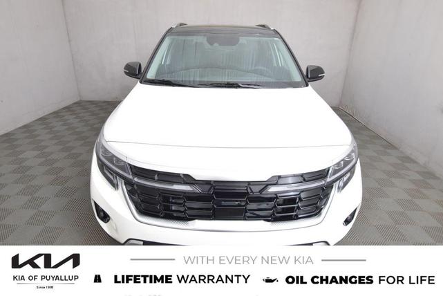 Photo of 2026 Clear White/Black Roof Kia Seltos