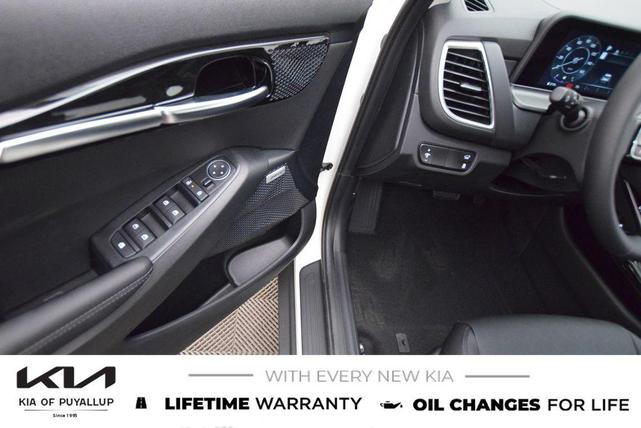 Photo of 2026 Clear White/Black Roof Kia Seltos