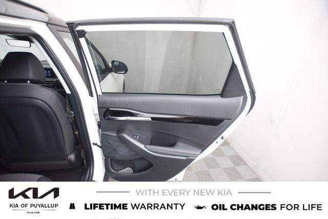 Photo of 2026 White / Black Kia Seltos