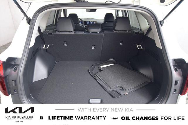 Photo of 2026 White / Black Kia Seltos