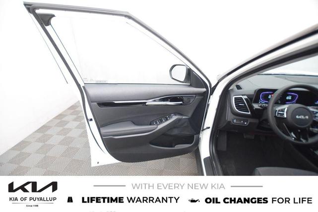 Photo of 2026 White / Black Kia Seltos