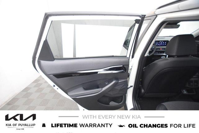 Photo of 2026 White / Black Kia Seltos