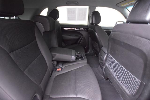 Photo of 2015 Bright Silver Kia Sorento