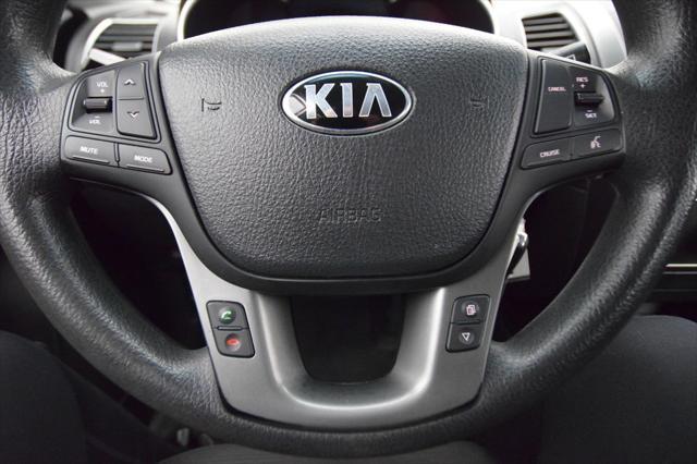 Photo of 2015 Bright Silver Kia Sorento