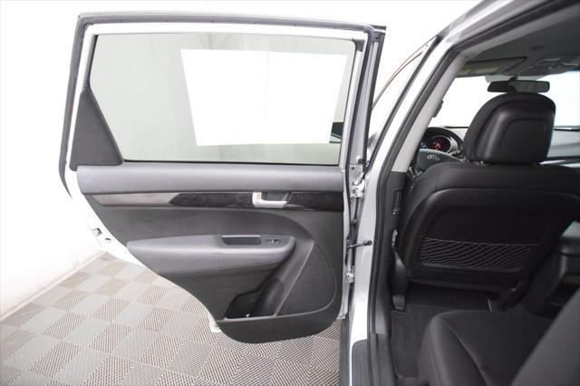 Photo of 2015 Bright Silver Kia Sorento