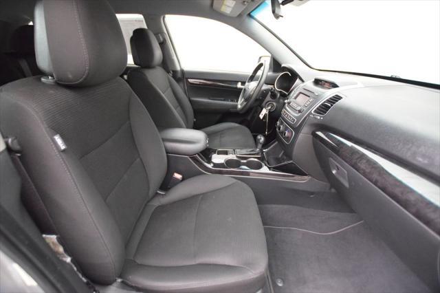 Photo of 2015 Bright Silver Kia Sorento