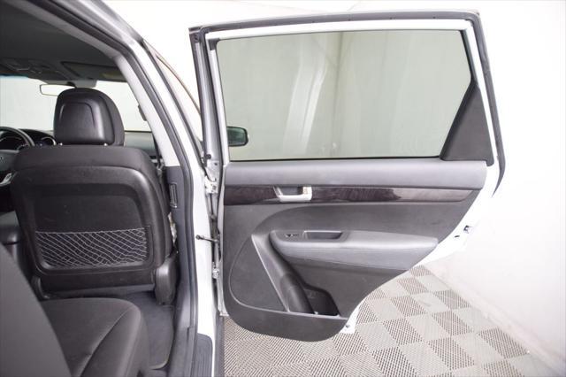 Photo of 2015 Bright Silver Kia Sorento