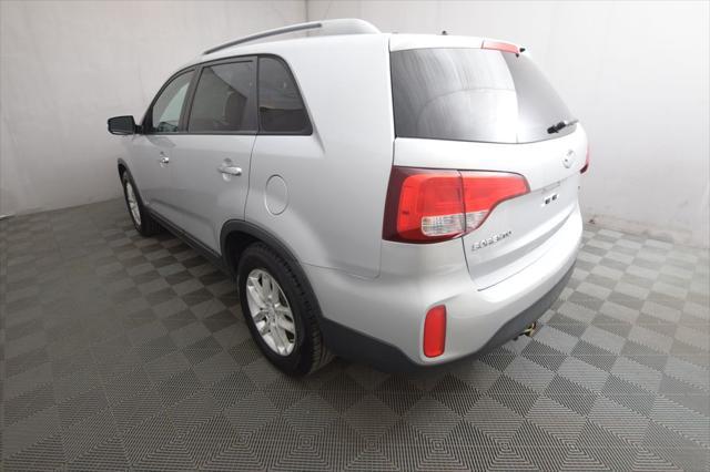 Photo of 2015 Bright Silver Kia Sorento