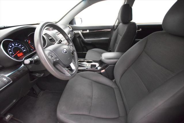Photo of 2015 Bright Silver Kia Sorento