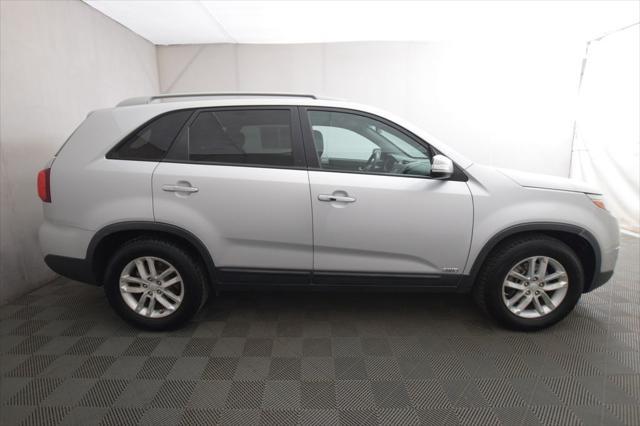 Photo of 2015 Bright Silver Kia Sorento