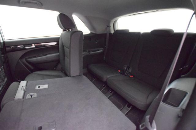 Photo of 2015 Bright Silver Kia Sorento