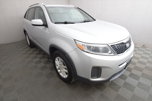 Photo of 2015 Bright Silver Kia Sorento