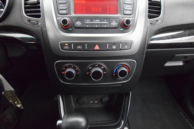 Photo of 2015 Bright Silver Kia Sorento