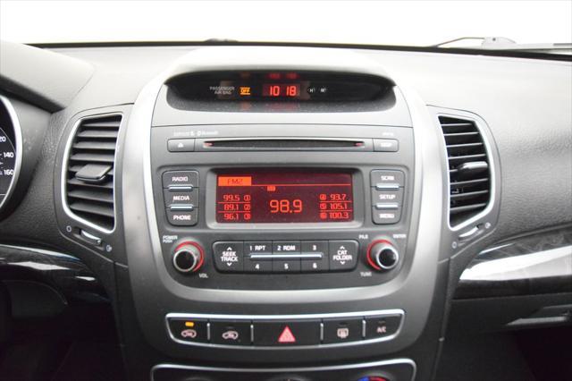 Photo of 2015 Bright Silver Kia Sorento
