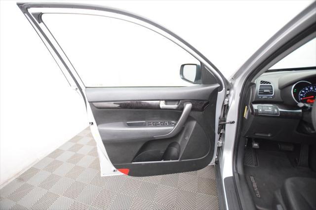 Photo of 2015 Bright Silver Kia Sorento