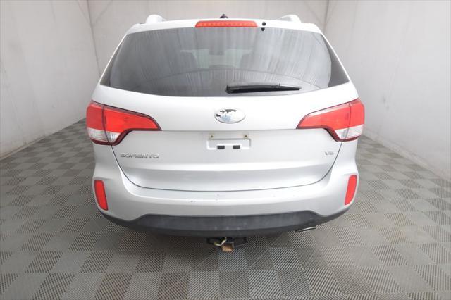 Photo of 2015 Bright Silver Kia Sorento