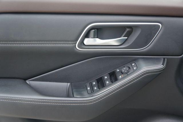 Photo of 2021 White Nissan Rogue