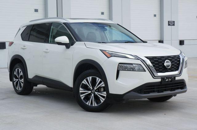 Photo of 2021 White Nissan Rogue
