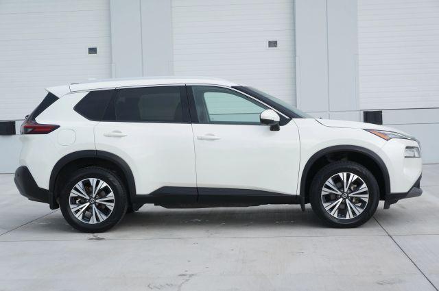 Photo of 2021 White Nissan Rogue