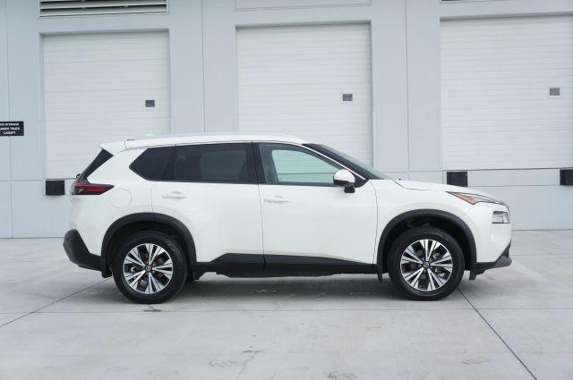 Photo of 2021 White Nissan Rogue