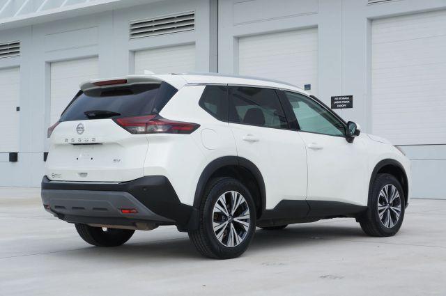 Photo of 2021 White Nissan Rogue